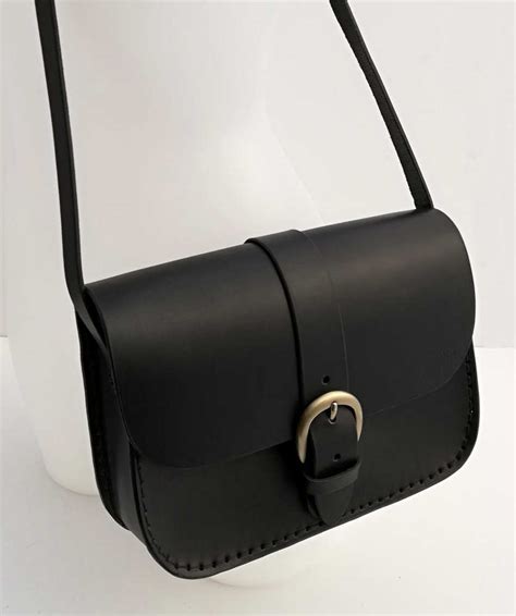 Sac à main et bandoulière noir gémo femme .